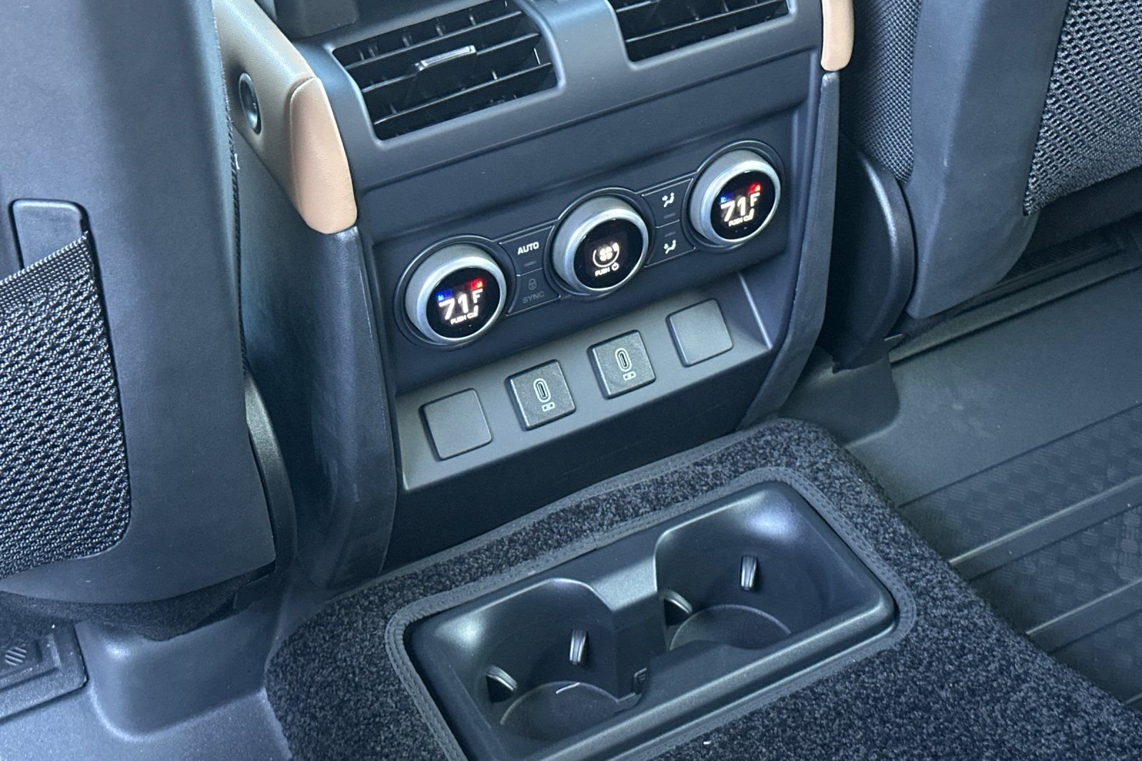 2026 Land Rover Defender V8 - Photo 13