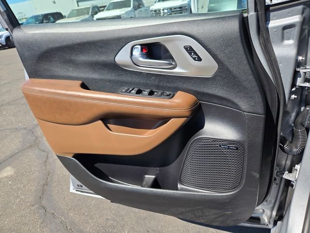 Used 2021 Silver Chrysler Limited image 13