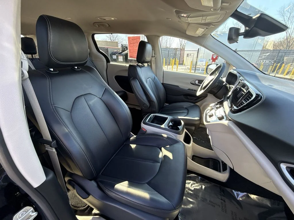 Used 2024 Black Chrysler Touring L image 23