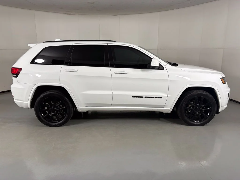 Used 2019 White Jeep Altitude image 9