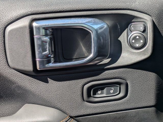 New 2025 Black Clear-Coat Exterior Paint Jeep Sahara image 26