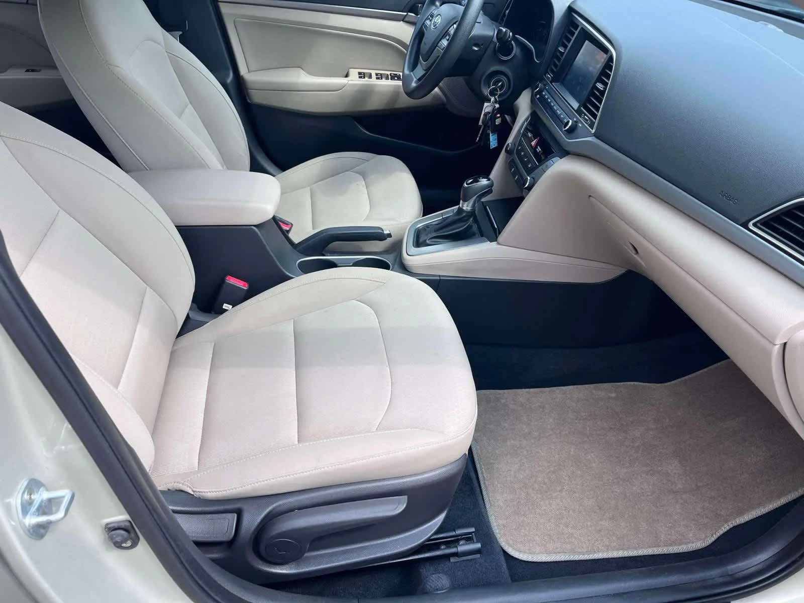 Used 2017 Mineral Beige Pearl Hyundai SE image 17