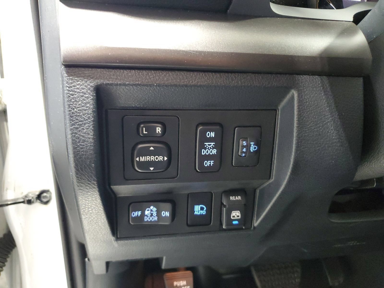 Used 2019 White Toyota SR5 image 18