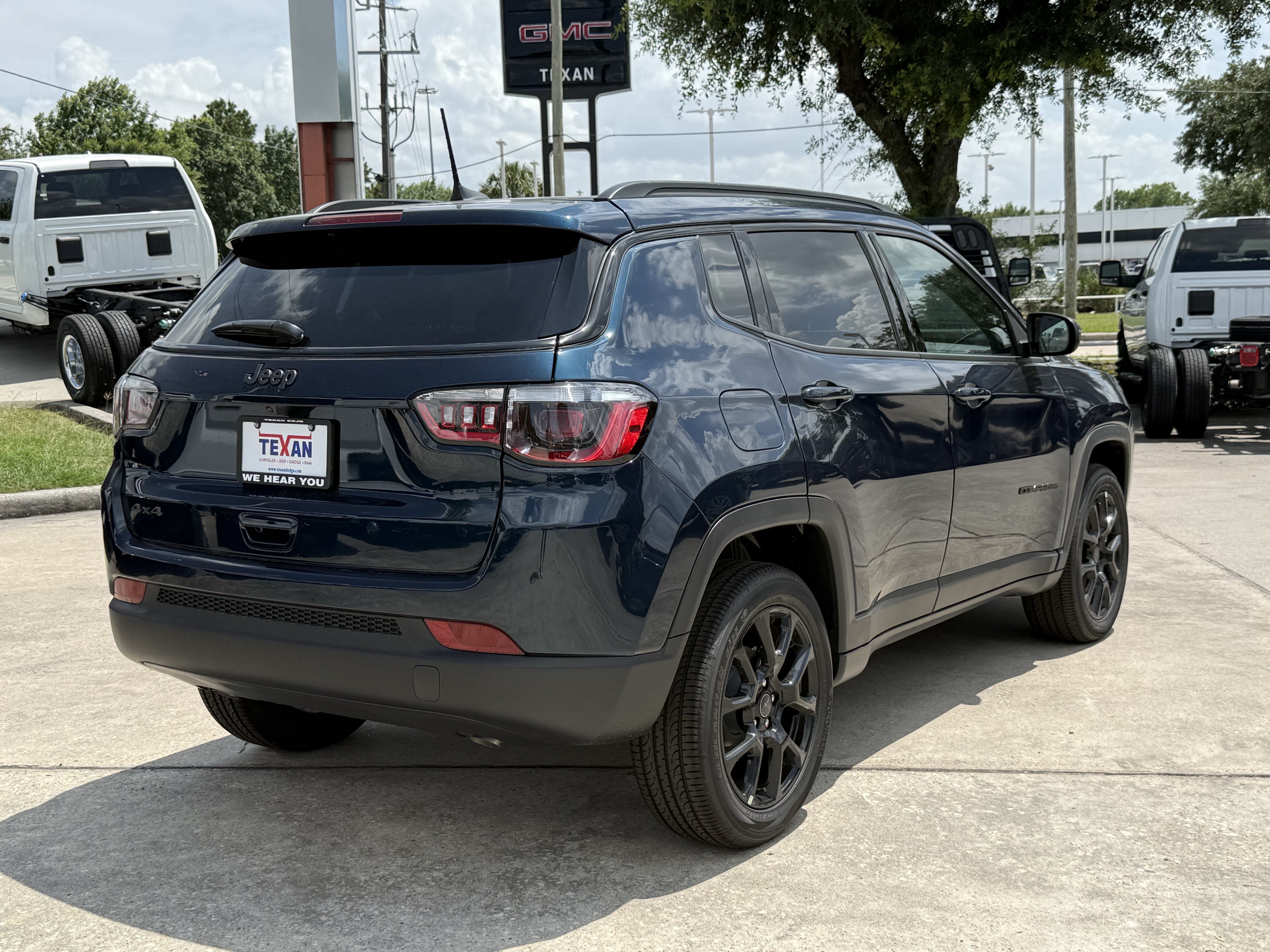 New 2026 Fathom Blue Pearl Coat Jeep Latitude Altitude image 4