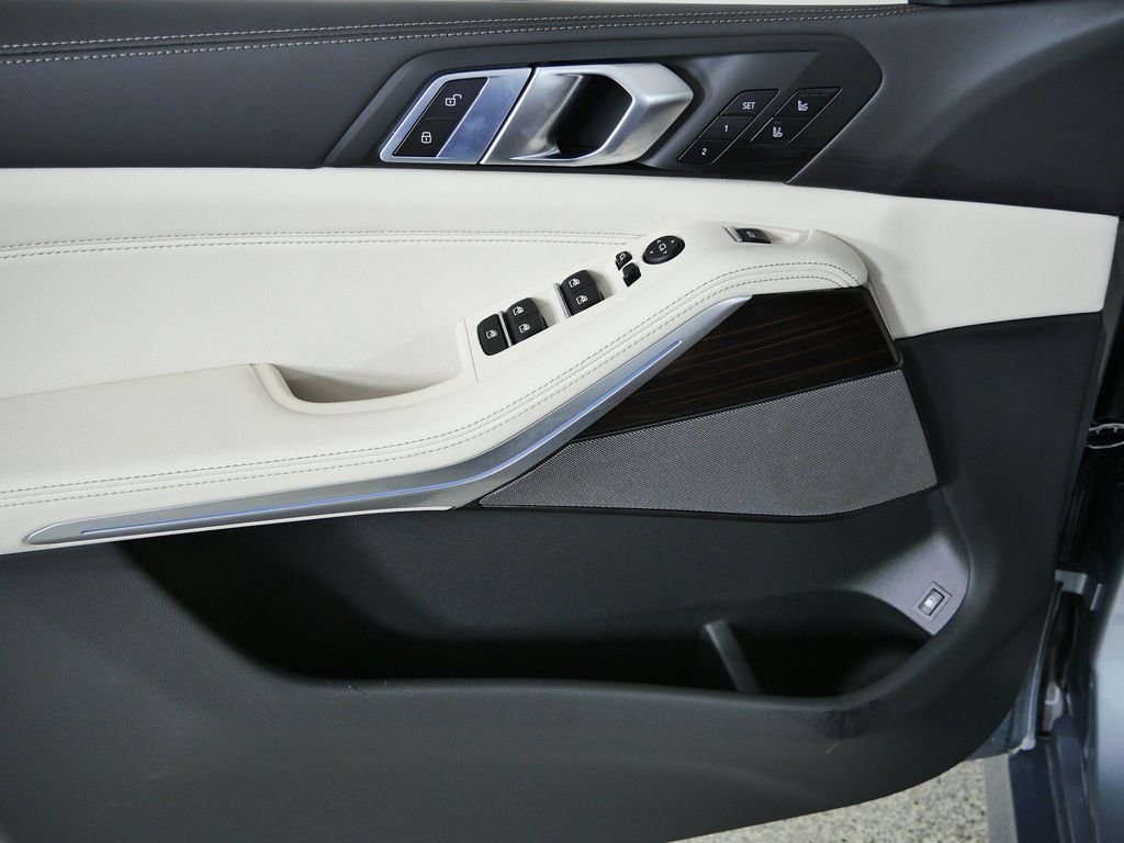 New 2026 Skyscraper Grey Metallic BMW xDrive50e image 33