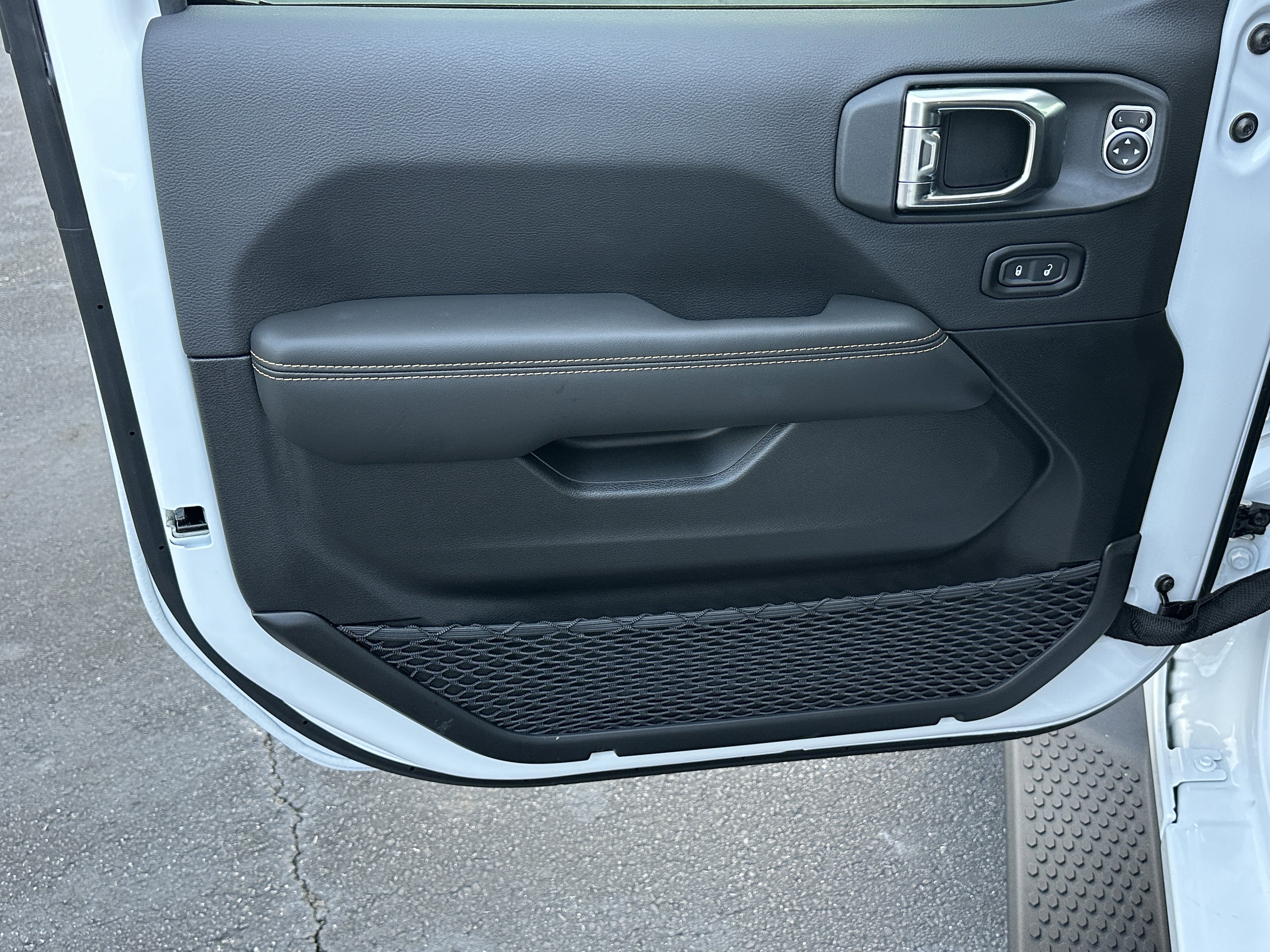 2025 Jeep Wrangler 4-Door Sahara - Photo 11