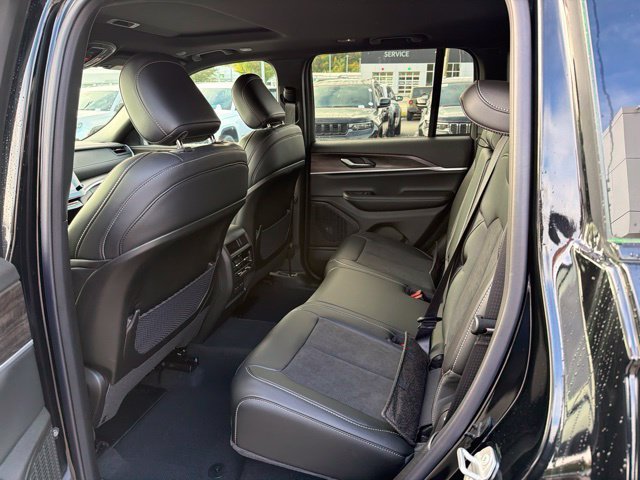 New 2026 Diamond Black Crystal Pearl-Coat Exterior Paint Jeep Altitude image 7