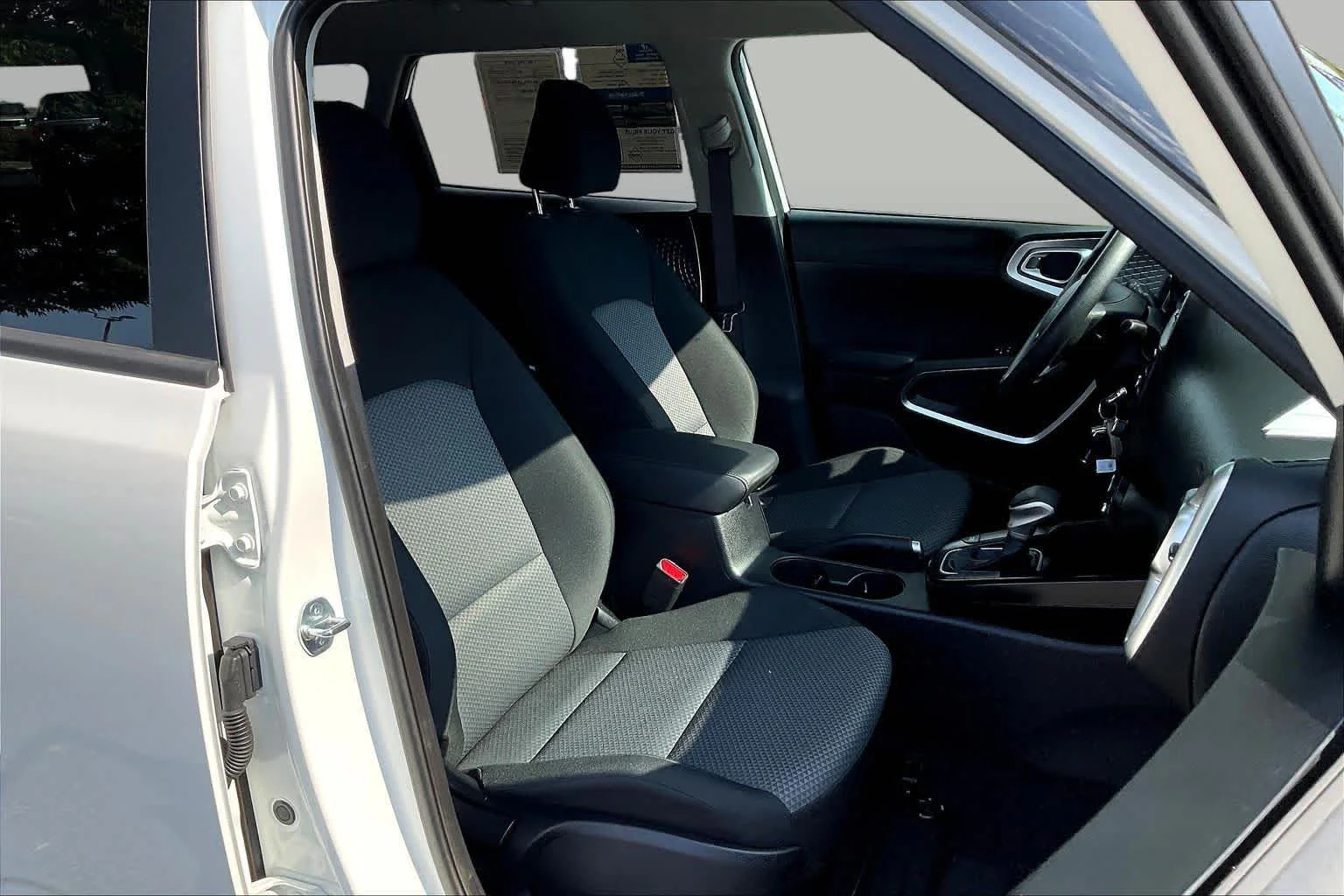 Used 2025 Snow White Pearl Kia LX image 9