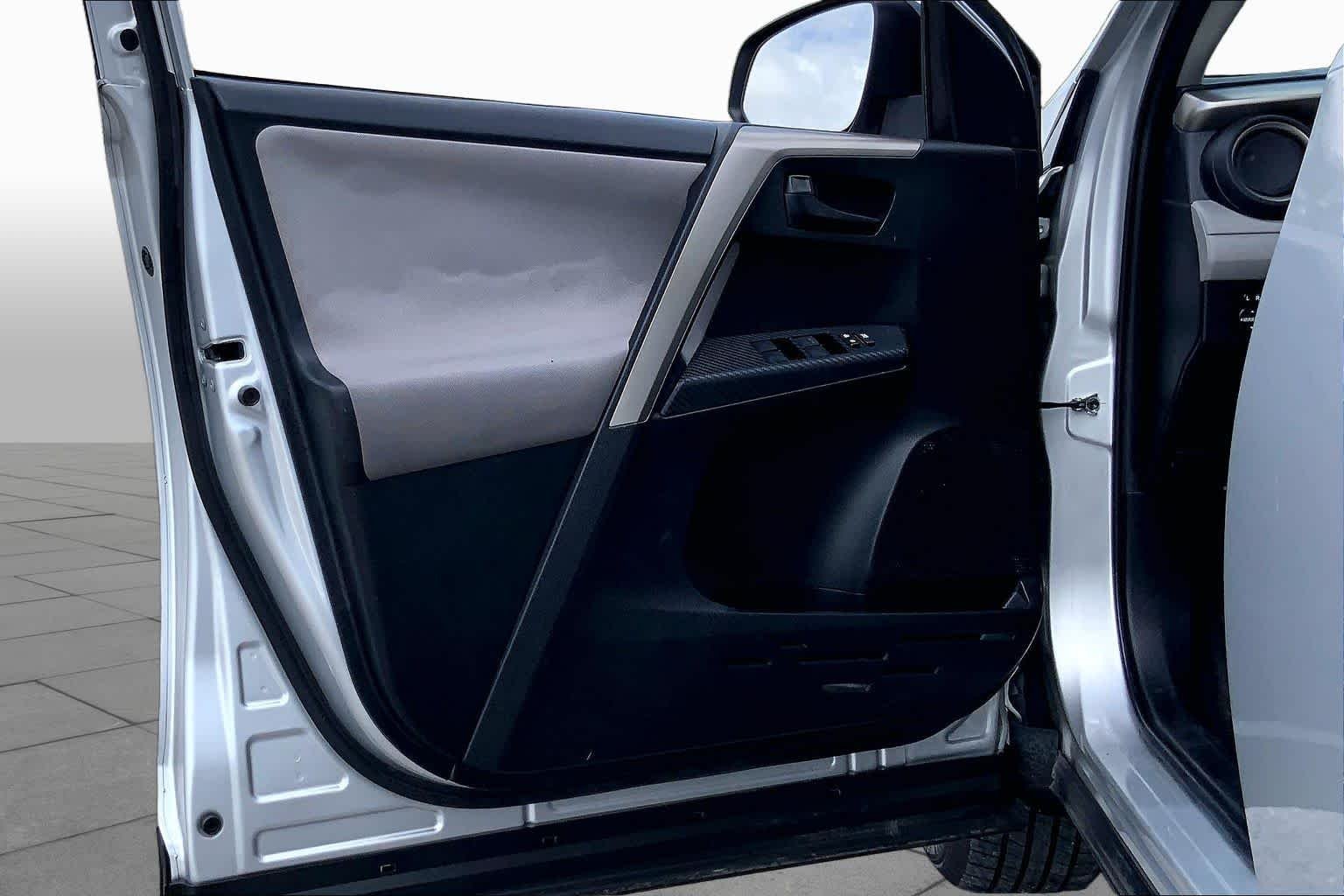 Used 2015 Classic Silver Metallic Toyota LE image 21