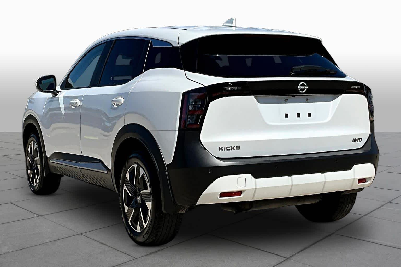 Used 2025 Aspen White Tricoat Nissan SV image 22