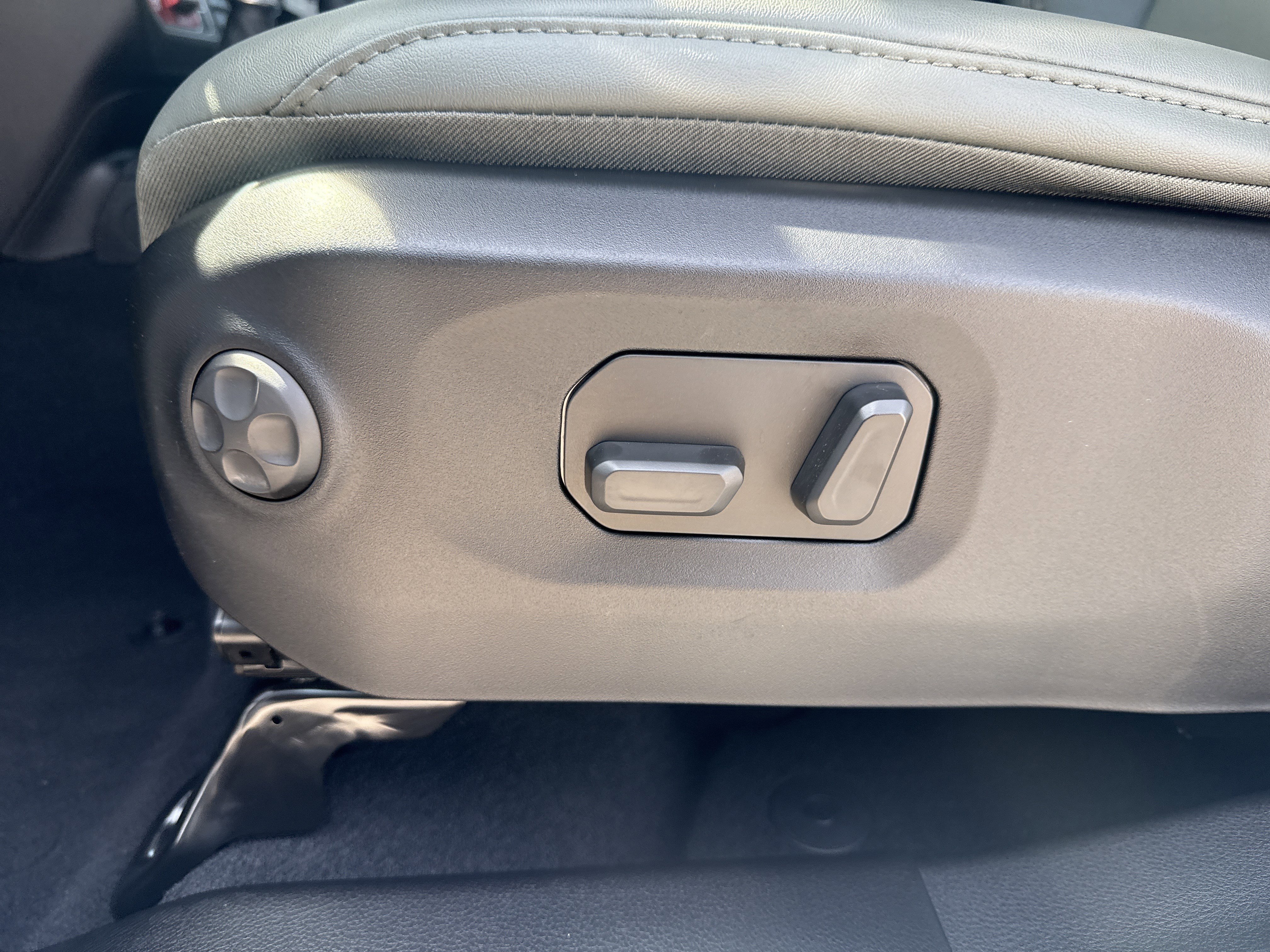 New 2026 Bright White Clear-Coat Exterior Paint Jeep Mojave X image 10