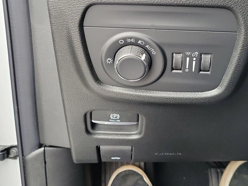 New 2026 Bright White Clear-Coat Exterior Paint Jeep Altitude image 9