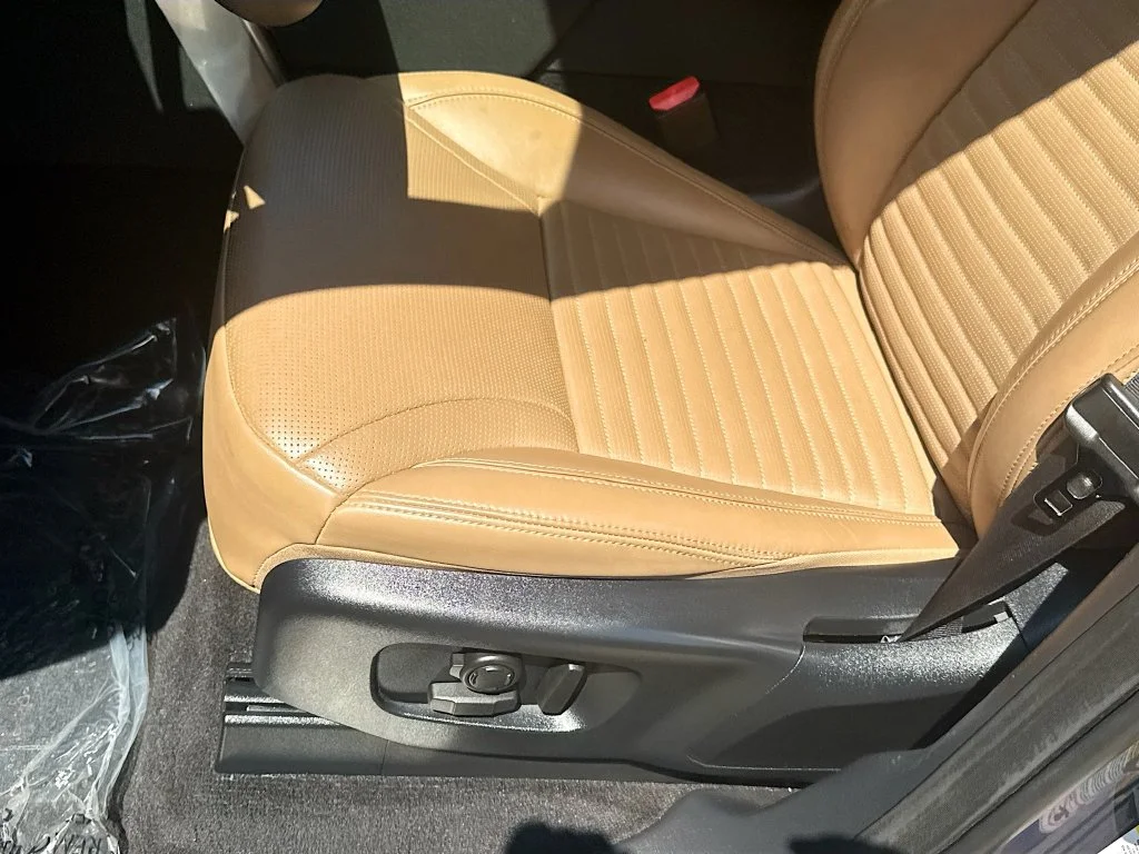 Used 2024  Land Rover Dynamic SE image 21