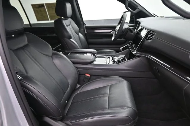 Used 2023 Silver Jeep Base image 21