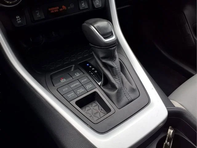 Used 2021  Toyota XLE Premium image 10