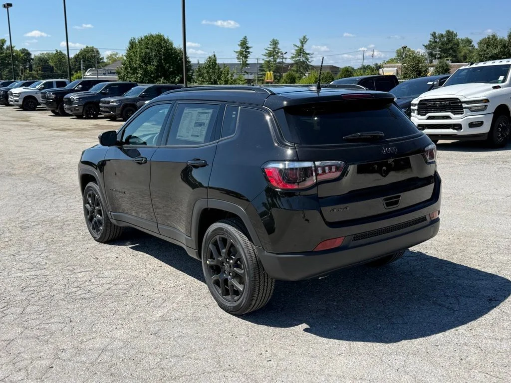 New 2026 Diamond Black Crystal Pearl-Coat Exterior Paint Jeep Latitude image 8