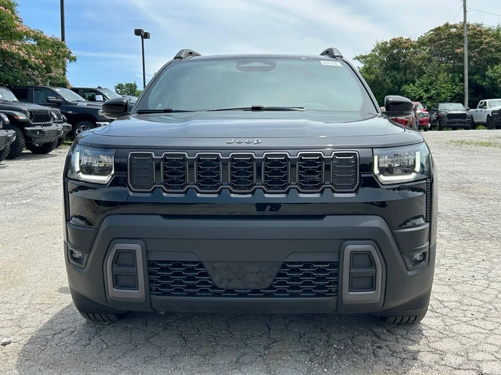 New 2026 Diamond Black Crystal Pearl-Coat Exterior Paint Jeep Limited image 3