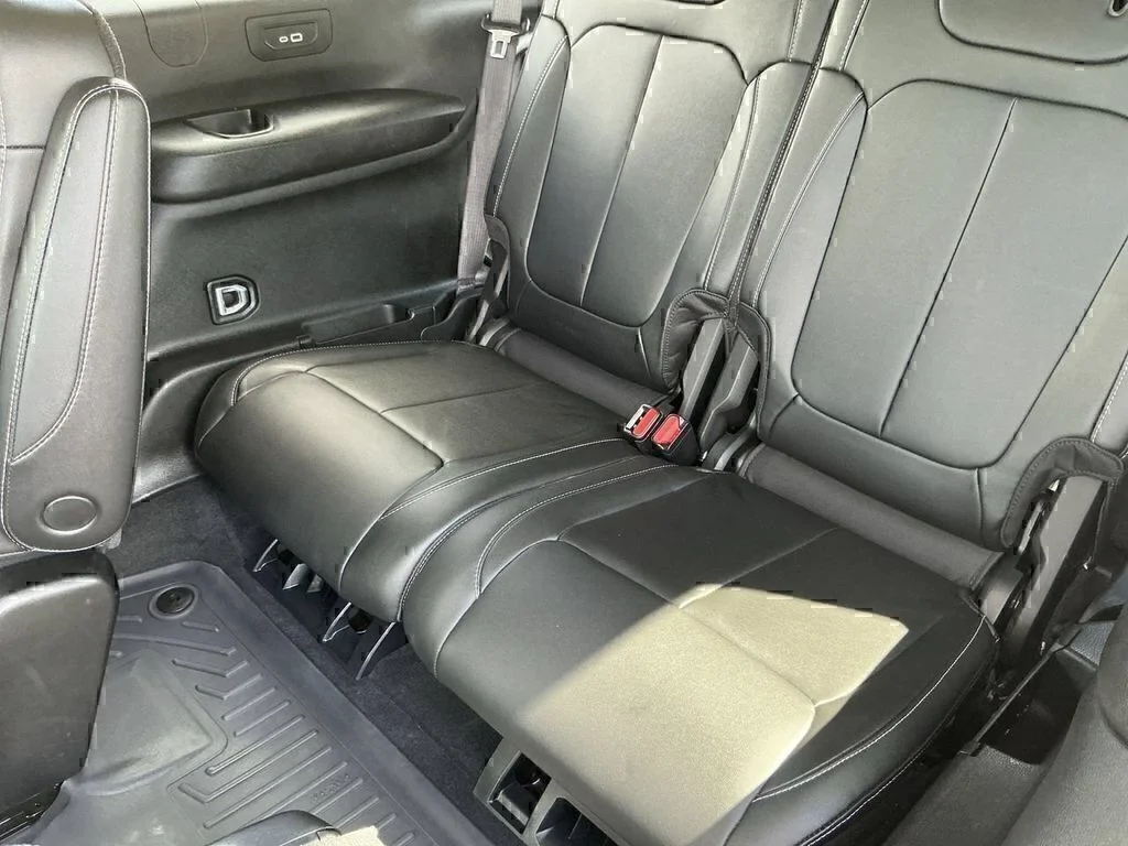 Used 2023 Metallic Jeep Limited image 19