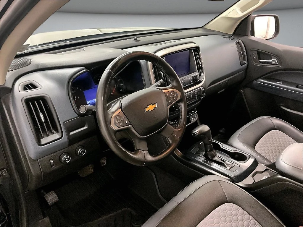 Used 2020 Black Chevrolet Z71 image 18