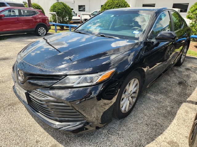 Used 2018 Toyota Camry LE with VIN 4T1B11HK5JU085697 for sale in Sugar Land, TX