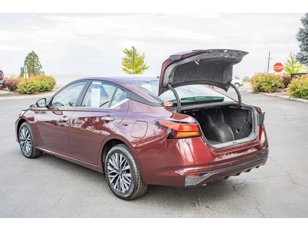 Used 2025 Garnet Pearl Metallic Nissan SV image 9