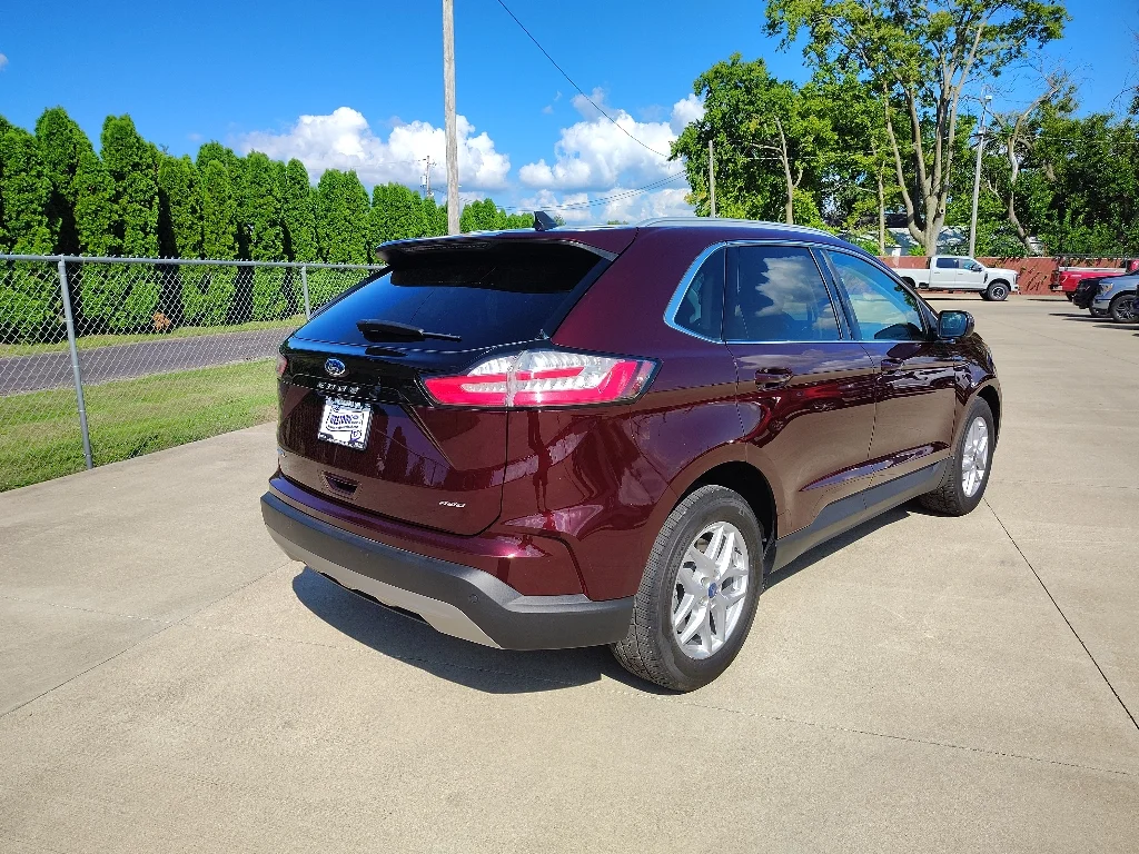 Used 2021 Burgundy Velvet Metallic Tinted Clearcoat Ford SEL image 4