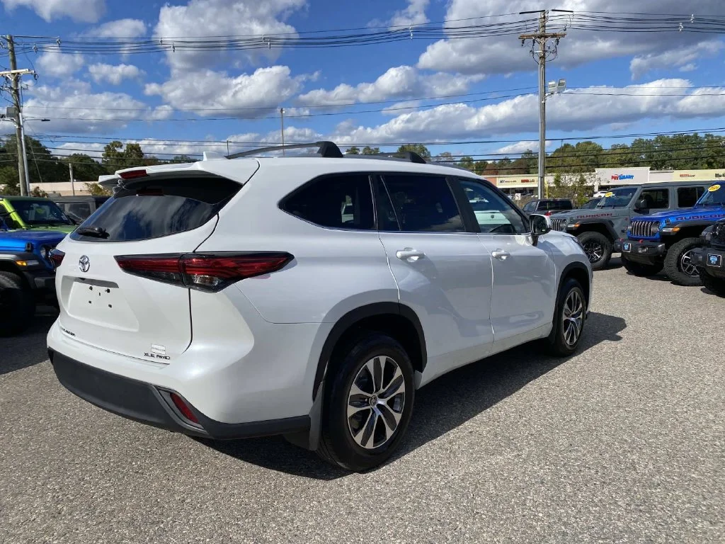 Used 2023 Beige Toyota XLE image 3