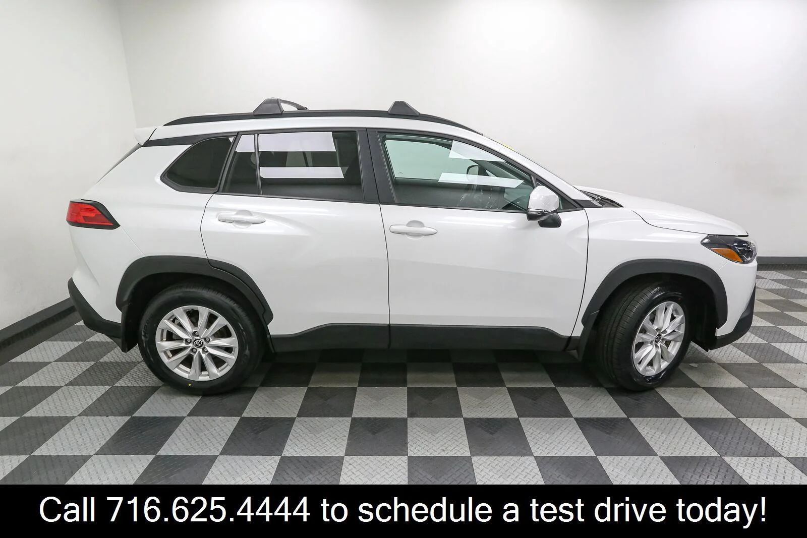 Used 2022 Wind Chill Pearl Toyota LE image 8