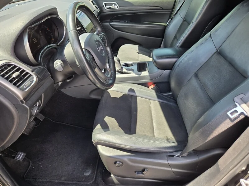 Used 2020 Diamond Black Crystal Pearlcoat Jeep Altitude image 8