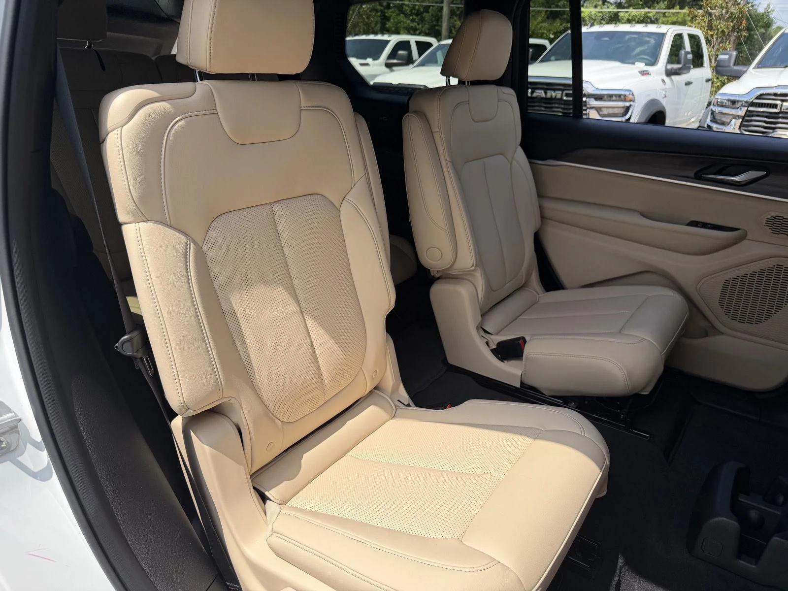 New 2026 Bright White Clear-Coat Exterior Paint Jeep Limited image 19