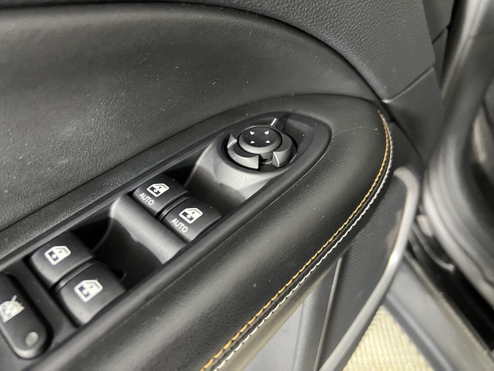 Certified Used 2021 Diamond Black Crystal Pearlcoat Jeep Latitude image 12