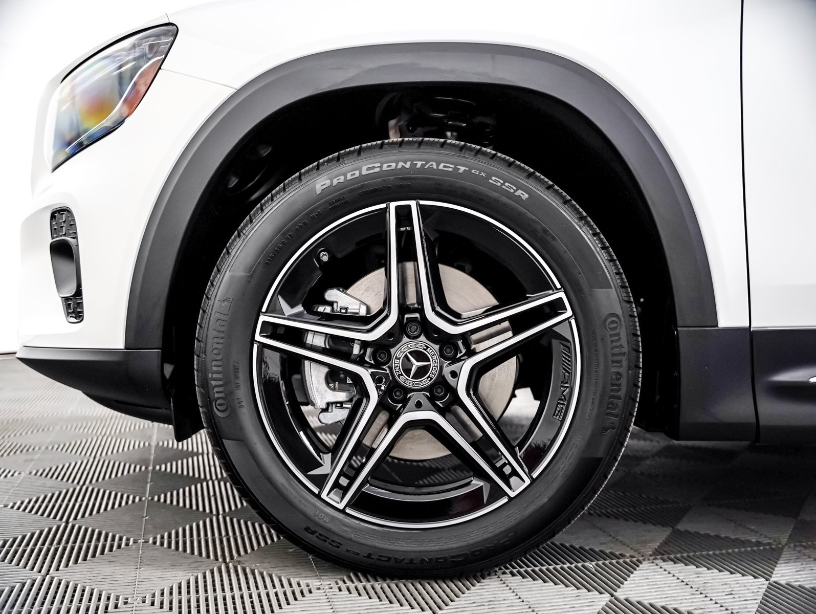 New 2026 Polar White Mercedes-Benz GLB 250 image 4