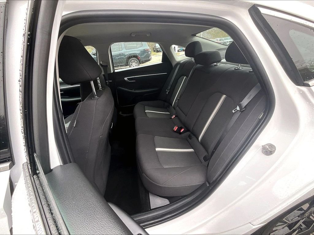 Used 2025 White Hyundai SEL image 14