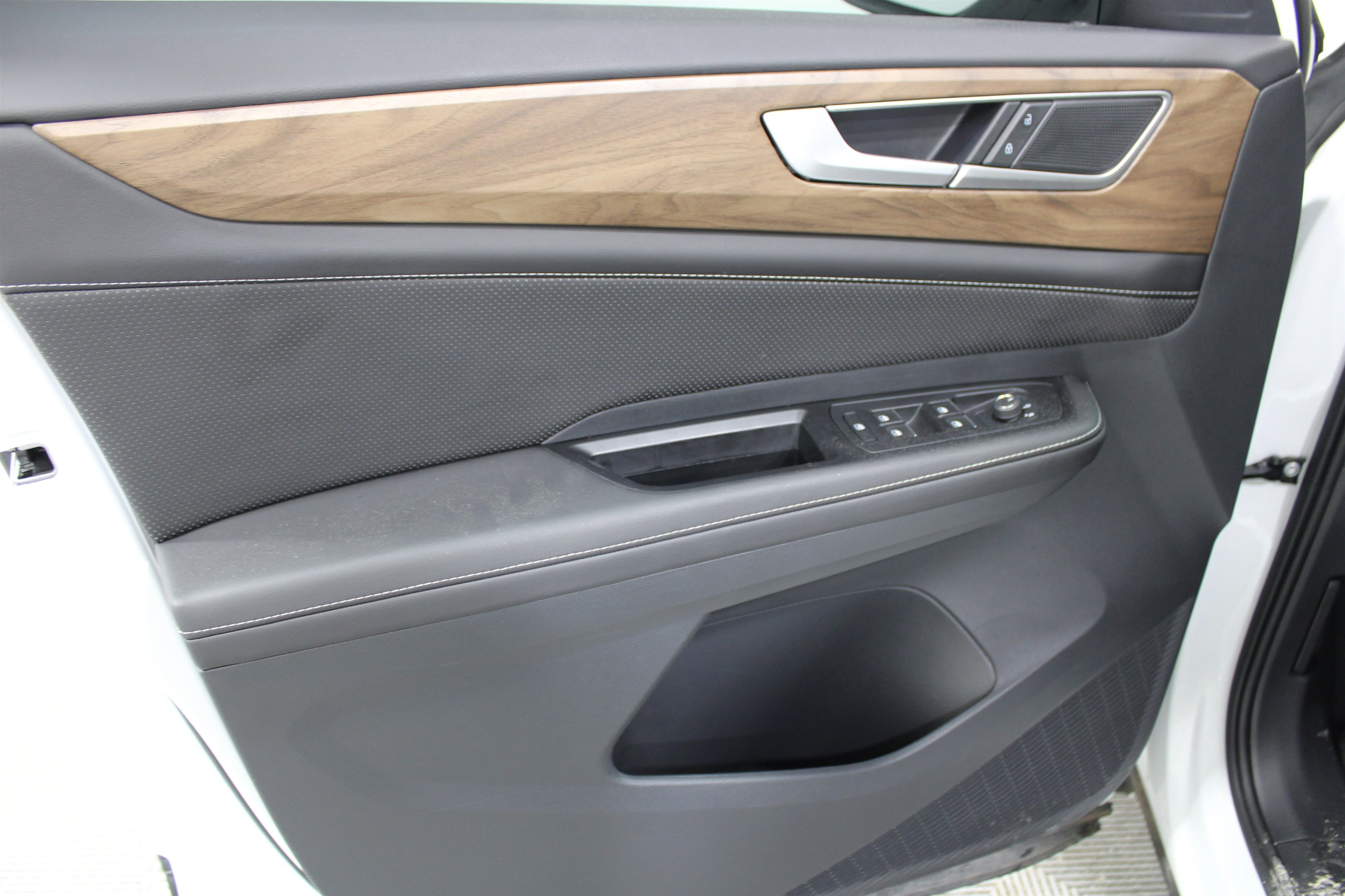 2025 Volkswagen Atlas SE - Photo 6