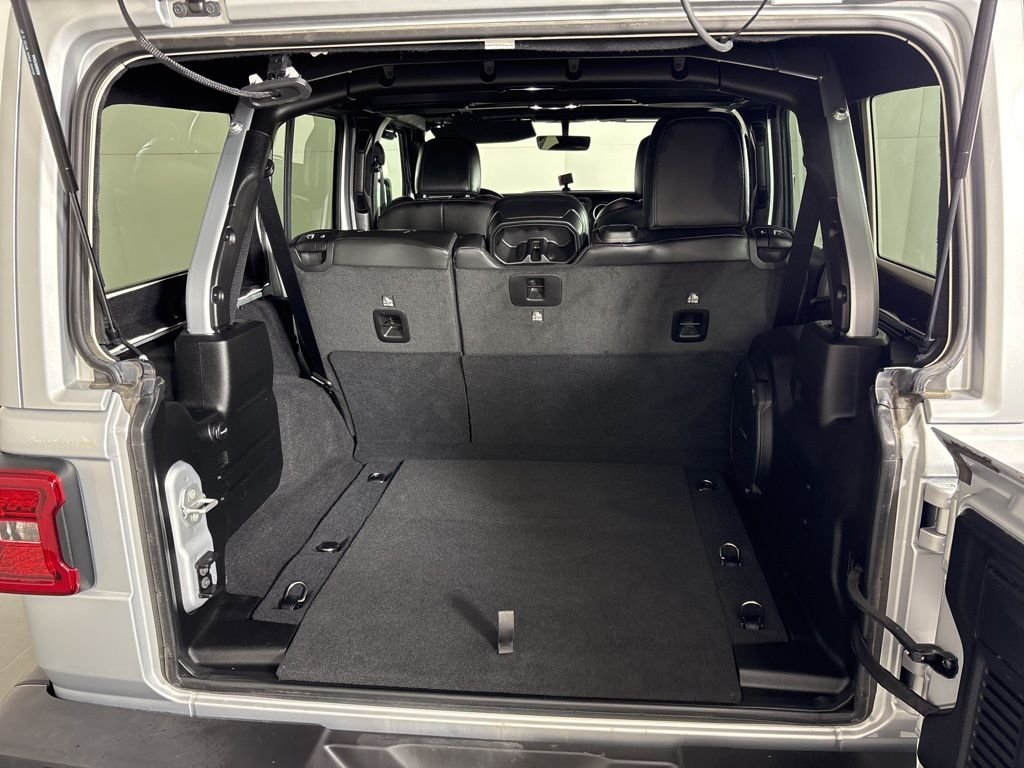 Used 2022 Silver Jeep Unlimited Sahara image 19