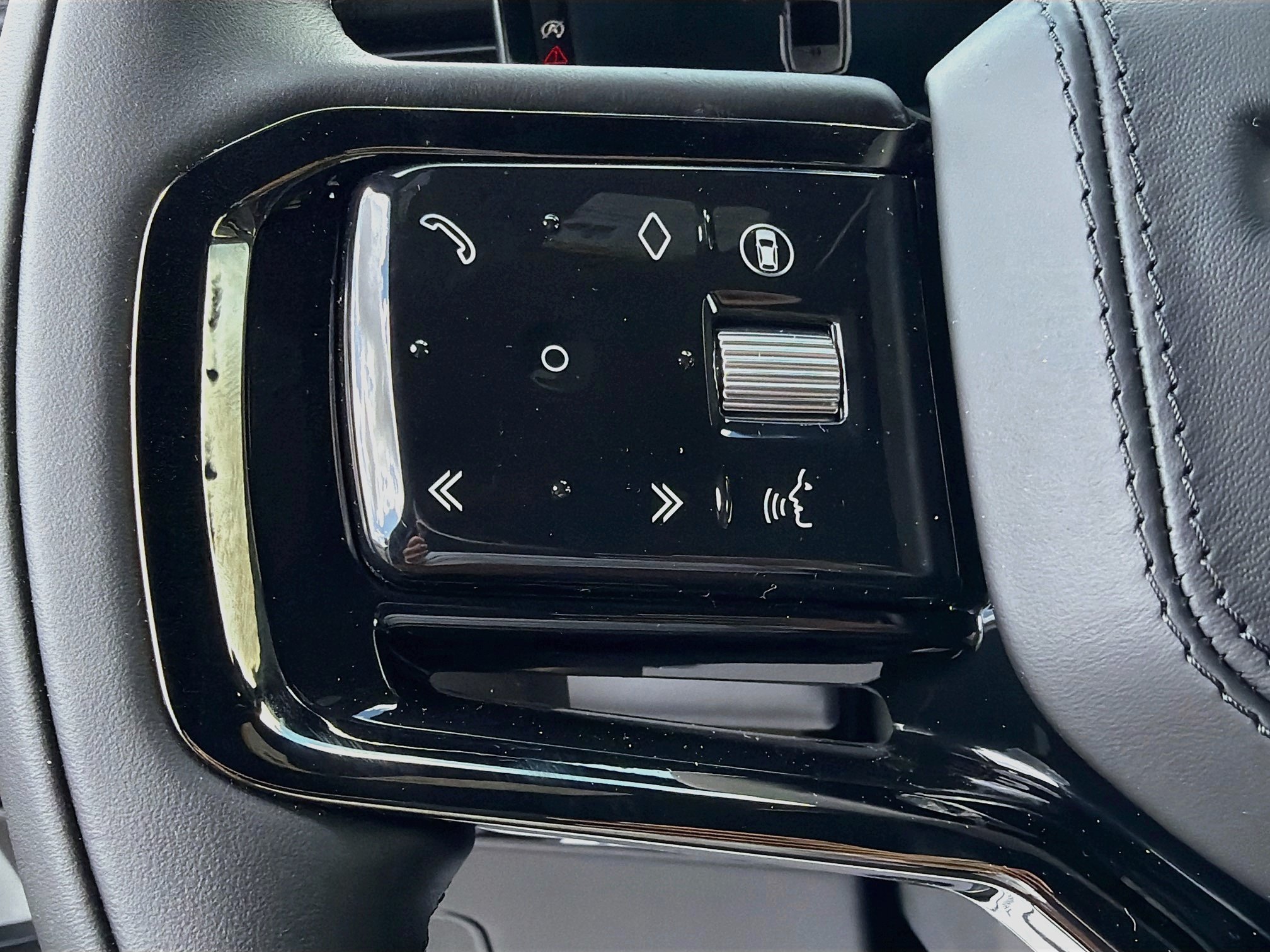 New 2027 Fuji White Land Rover Dynamic SE image 36