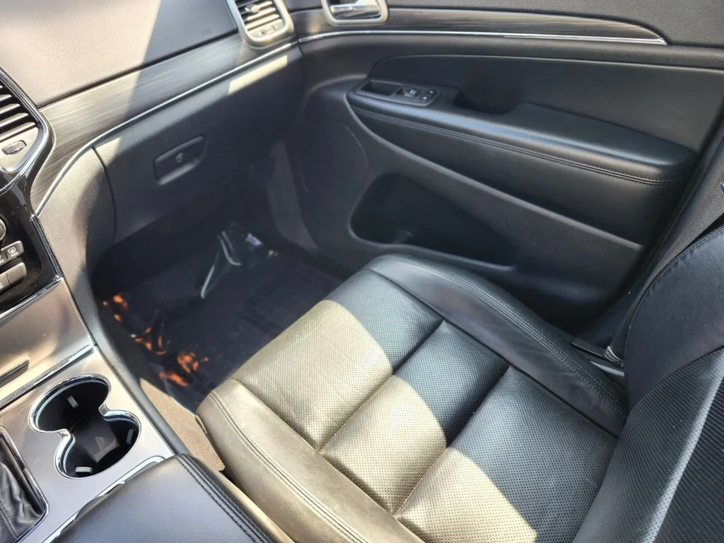 Used 2020 Silver Jeep Limited image 15