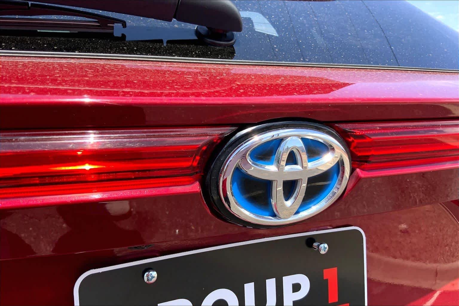Certified Used 2022 Ruby Flare Pearl Toyota XLE image 28