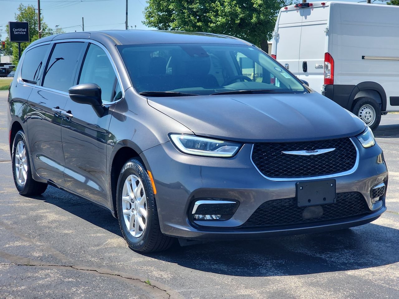 2023 Chrysler Pacifica Touring L's photo