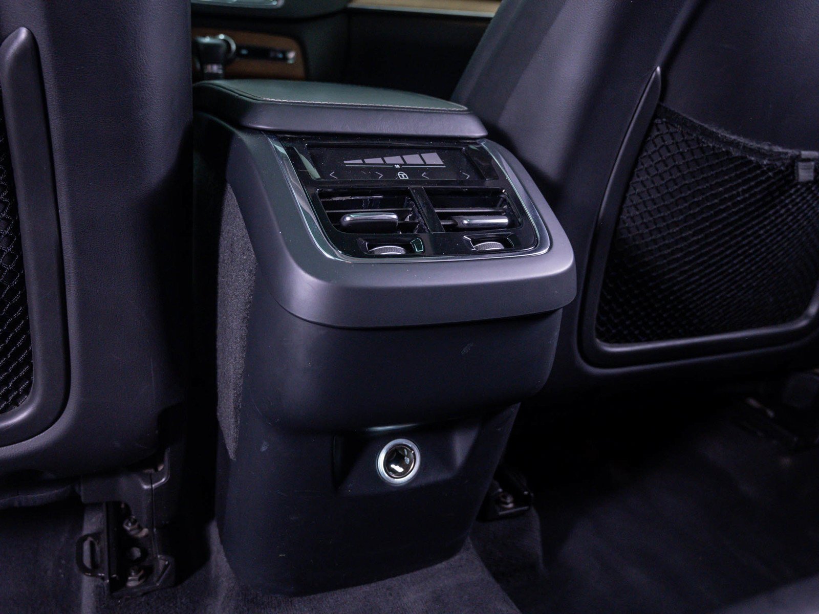 Used 2018 Onyx Black Metallic Volvo Inscription image 18