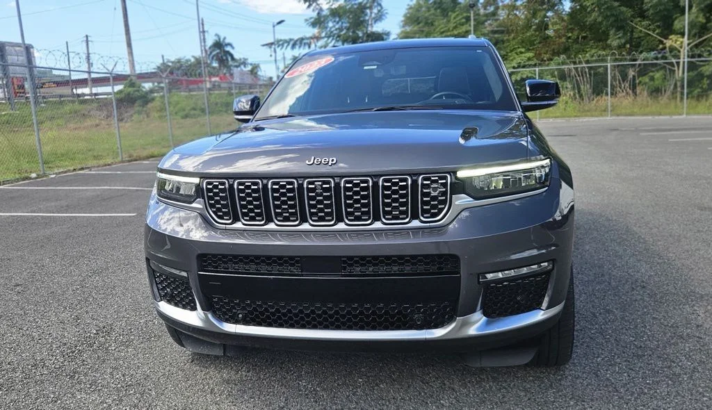 Used 2023 Gray Jeep Summit image 3