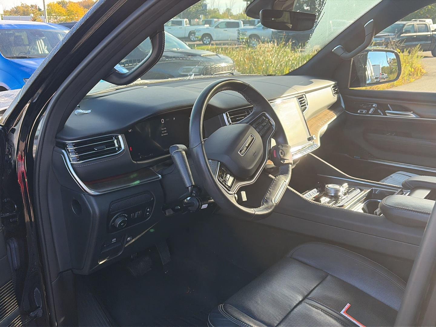 Used 2022 Diamond Black Crystal Pearlcoat Jeep Series I image 5