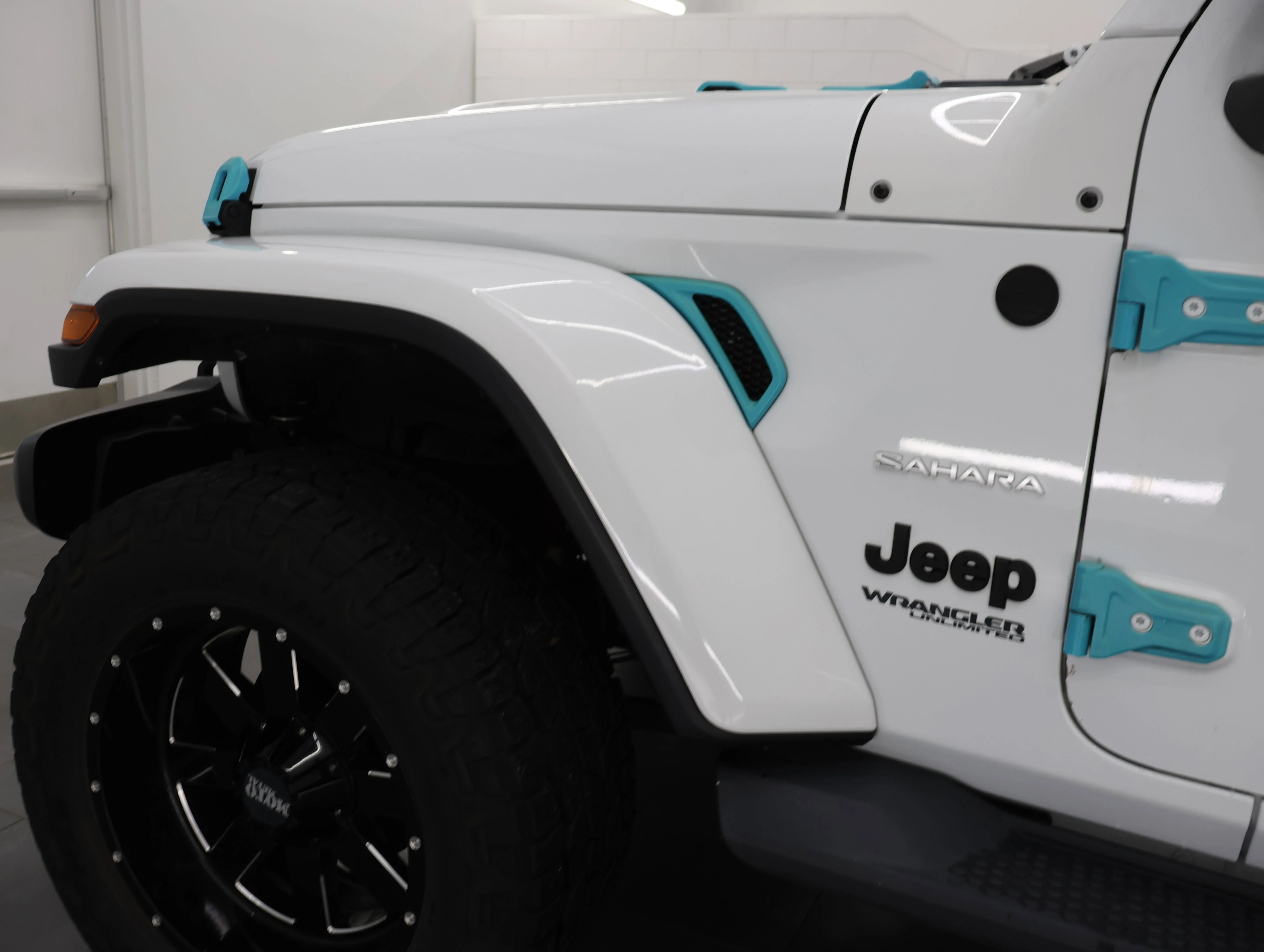Used 2019 Bright White Clearcoat Jeep Unlimited Sahara image 31