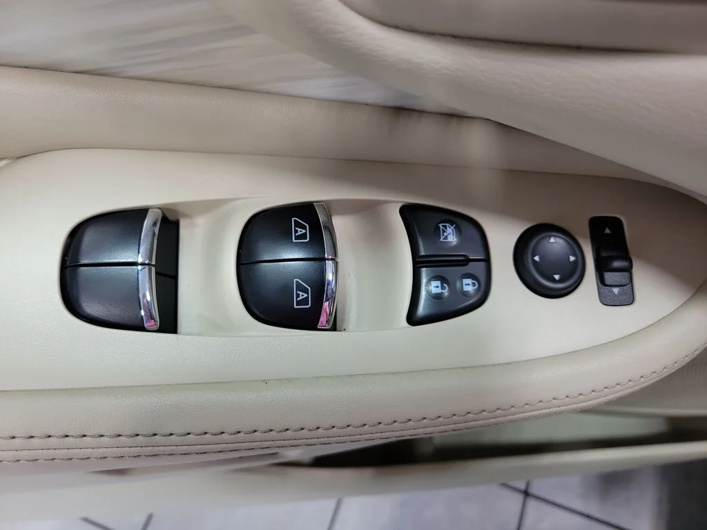 Used 2015 Red Nissan Platinum image 34