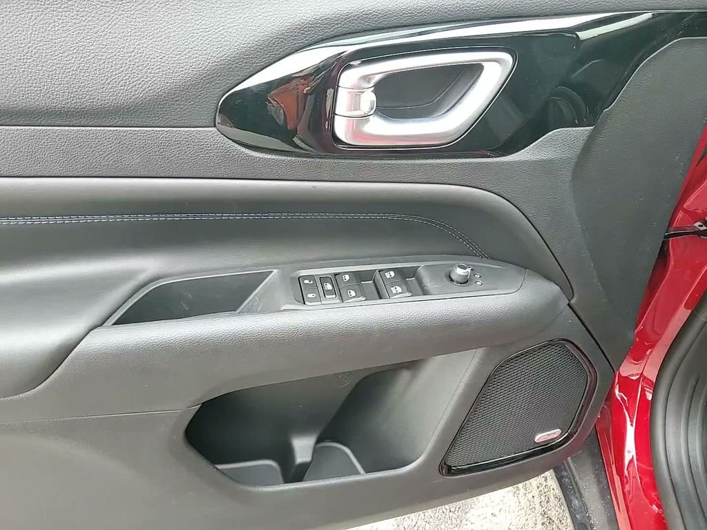 New 2026 Red Hot Pearl-Coat Exterior Paint Jeep Latitude image 12