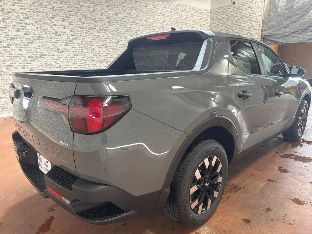 New 2027 Hampton Gray Hyundai SE image 7