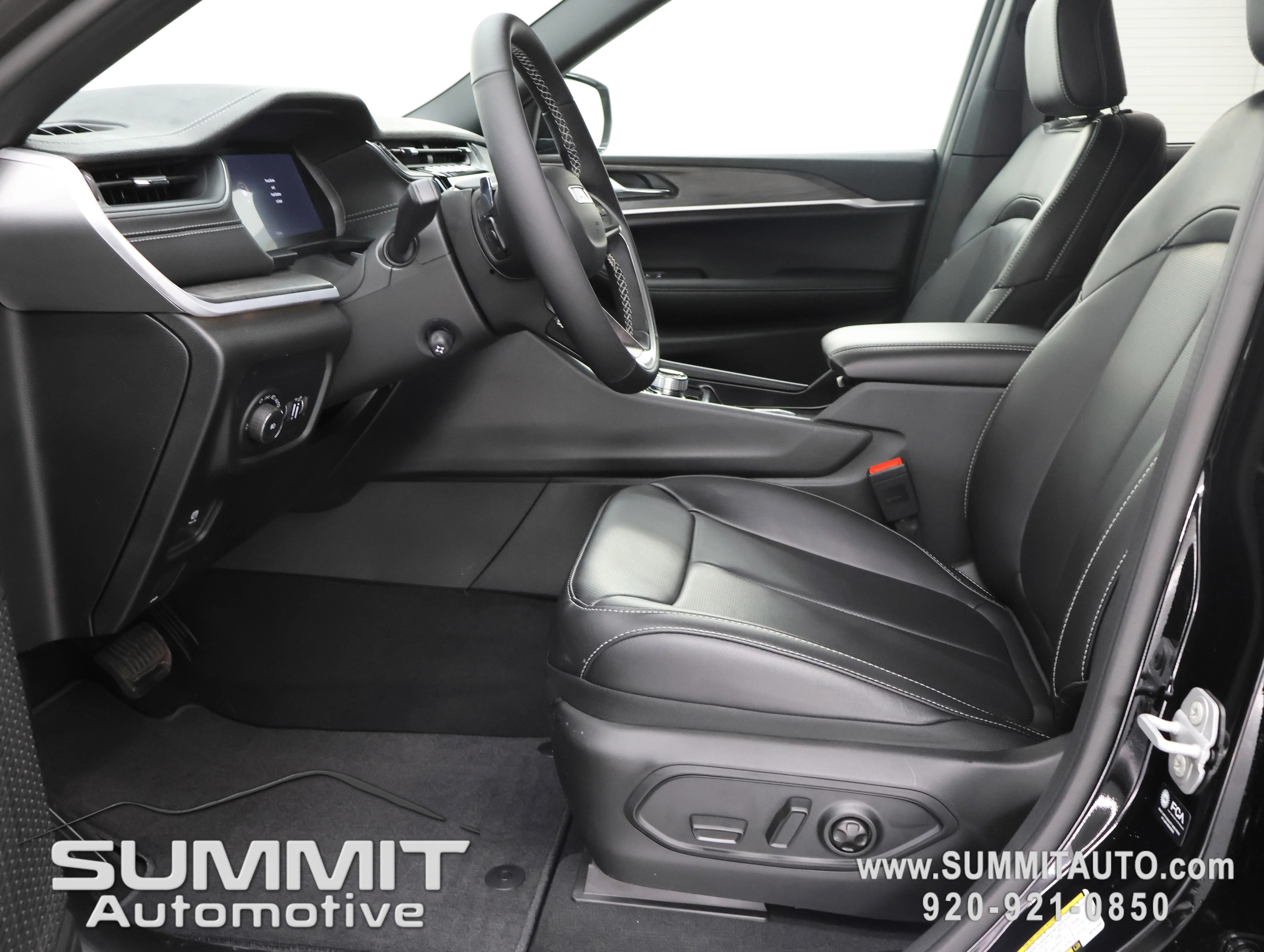 New 2025 Diamond Black Crystal Pearl-Coat Exterior Paint Jeep Limited image 7