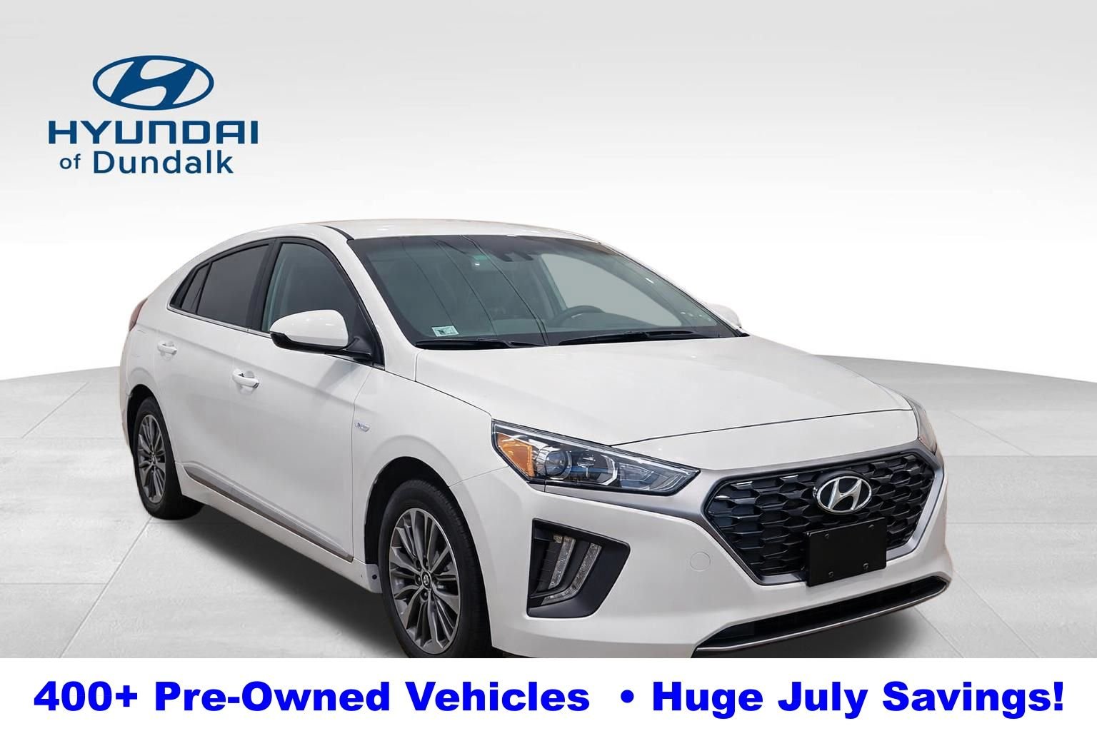 Used 2021 White Hyundai SE image 3