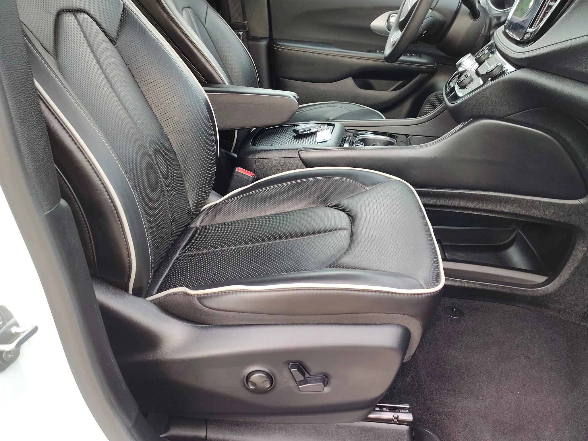 Used 2026 Bright White Clearcoat Chrysler Limited image 13