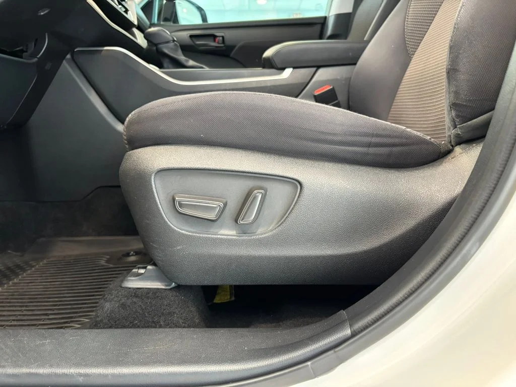 Used 2021 White Toyota LE image 16